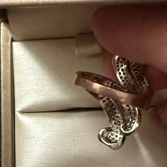 Elegant Silver and Black Swirl Fashion Ring - Picture 2 of 3